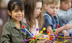 dzieci bawiące się rozwijającymi zabawkami